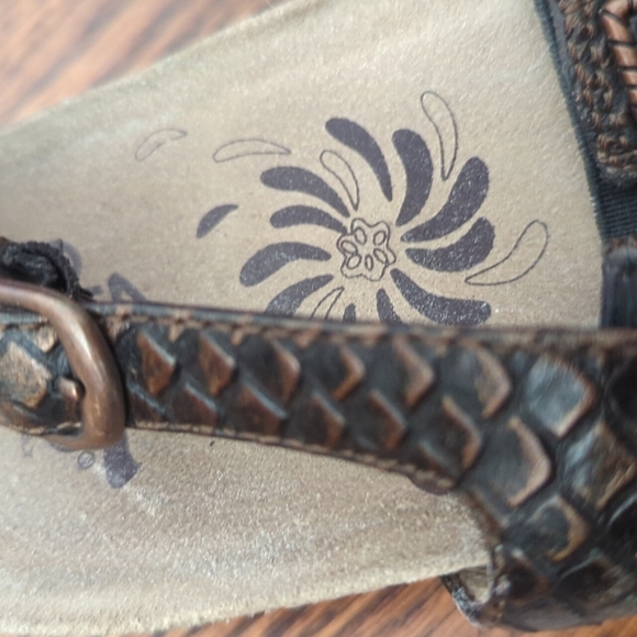 Abeo textured metallic neutral leather t strap thong sandals Cork bed. Sz 9 - Picture 4 of 9